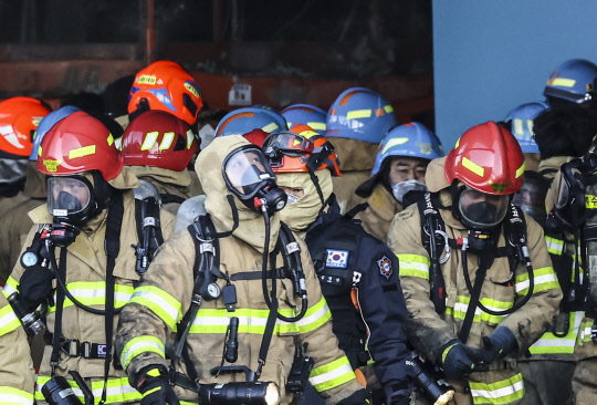 '현장을 나서며'      (평택=연합뉴스) 윤동진 기자 = 6일 오후 경기도 평택시의 한 신축 공사장 화재 현장에서 소방관이 현장을 나서며 하늘을 쳐다보고 있다. 2022.1.6      mon@yna.co.kr  (끝)
